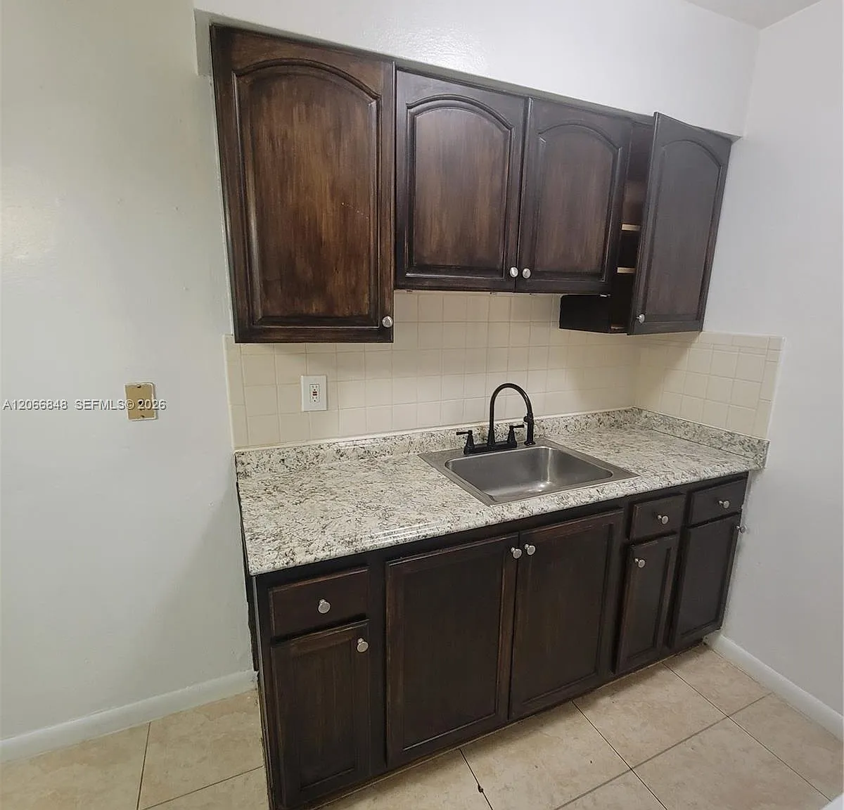 Taft Villas — Photo 2