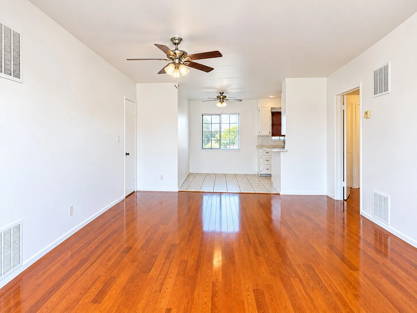 2 bed, 1000 sqft, $2,300 — Photo 3