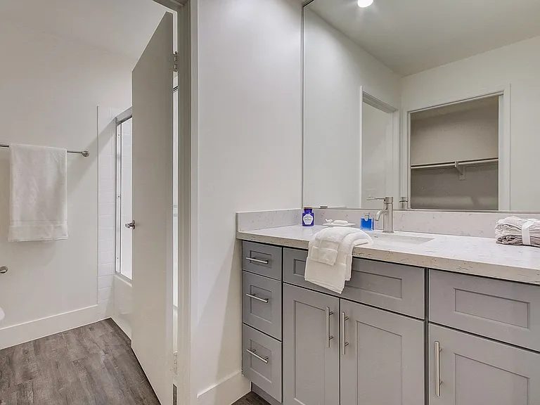 Kingsley Tower Apartments — Photo 11