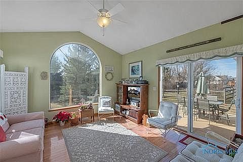 Bright Sunroom!!