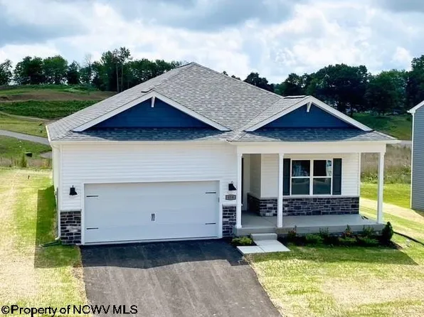 818 Bogey Ln, Maidsville, WV 26541