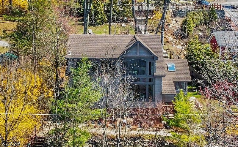 1st image of 1046 Lakeside Dr E