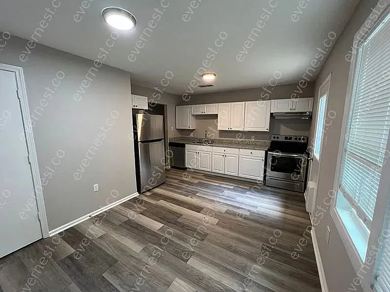 3 bed, 1.5 bath, 986 sqft, $1,072 — Photo 2