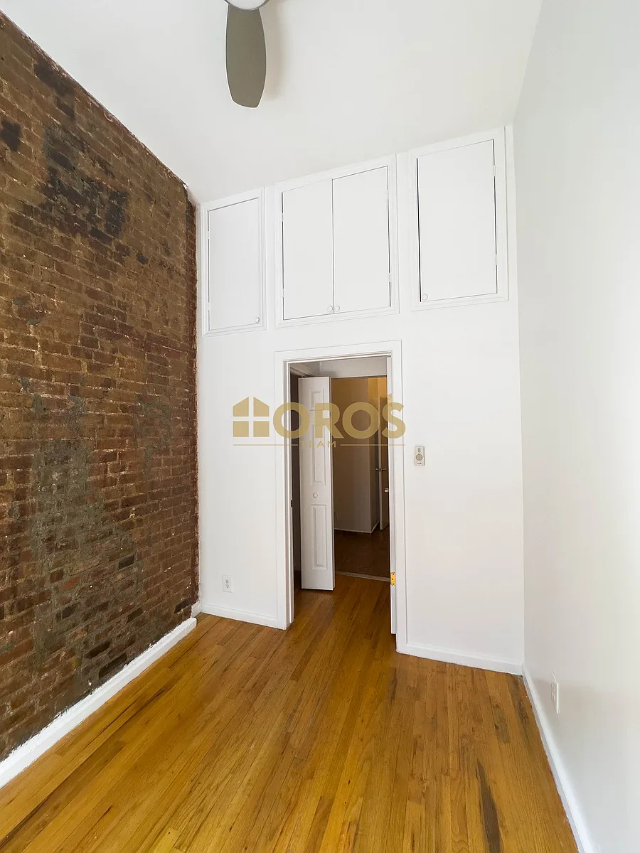 Building Photo - 215 E 10th St #1