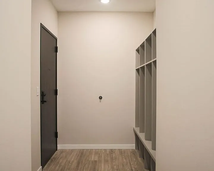 B7 Flats — Photo 101