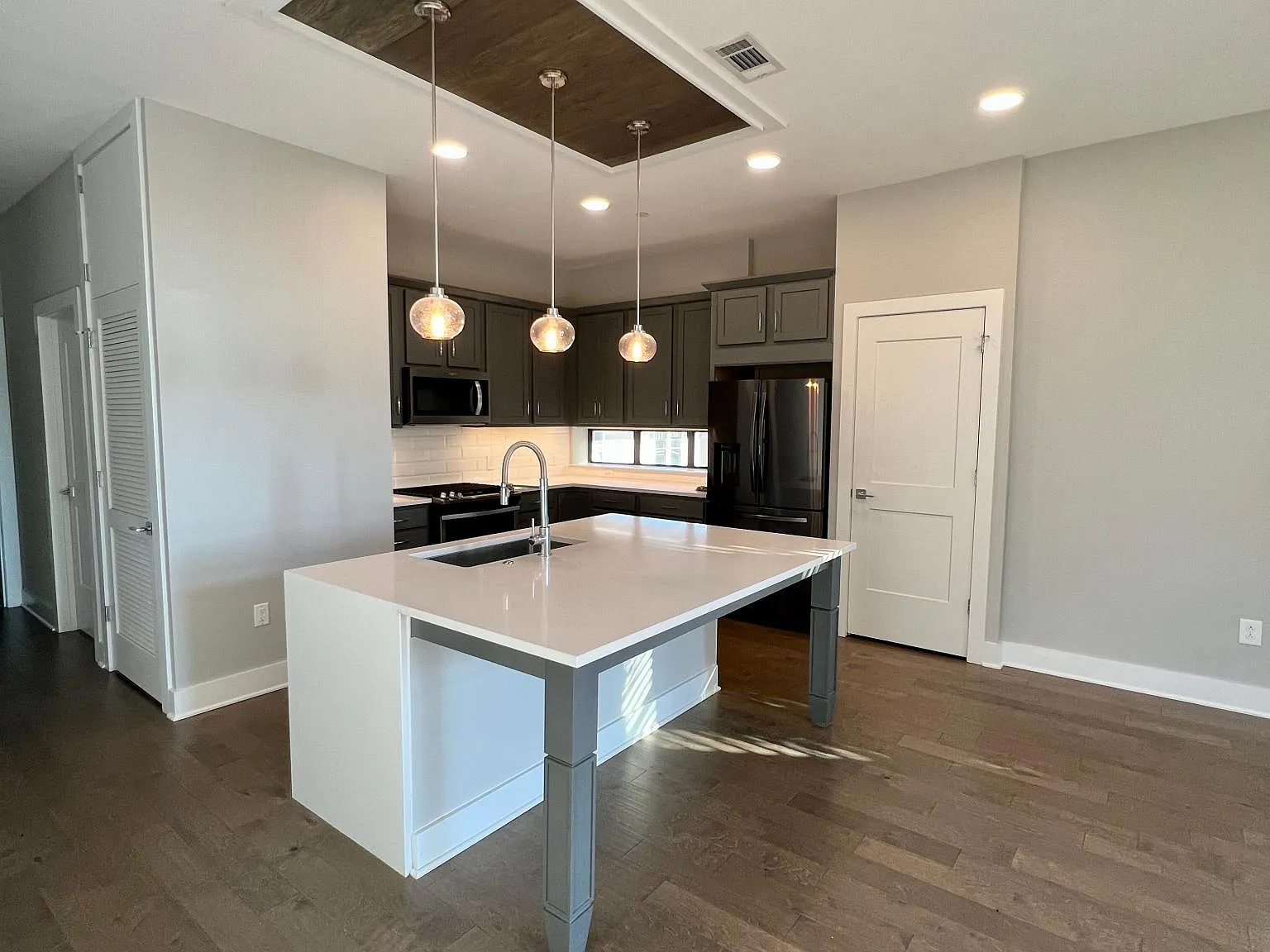1 bed, 857 sqft, $2,300 — Photo 2