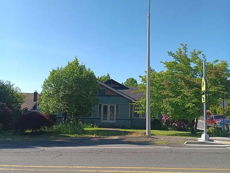 1005 Main St E — Photo 1