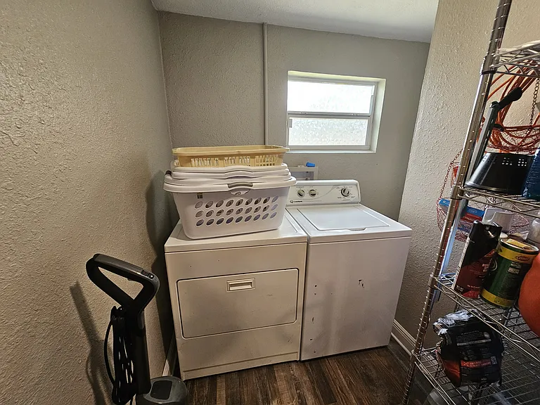 545 Oxford Ave — Photo 6