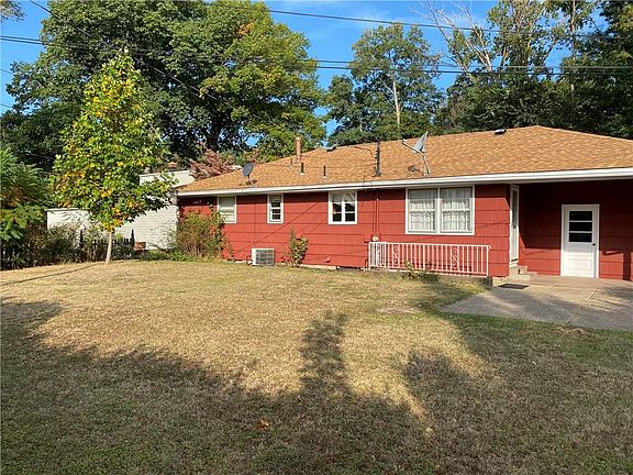 3rd image of 1821 Grove Dr