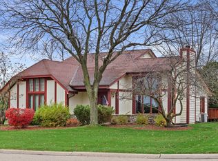 3950 S Woodhill Ln, New Berlin, WI 53151