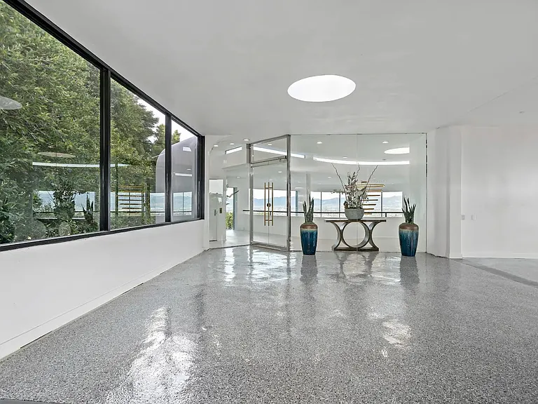 15105 Mulholland Dr — Photo 30