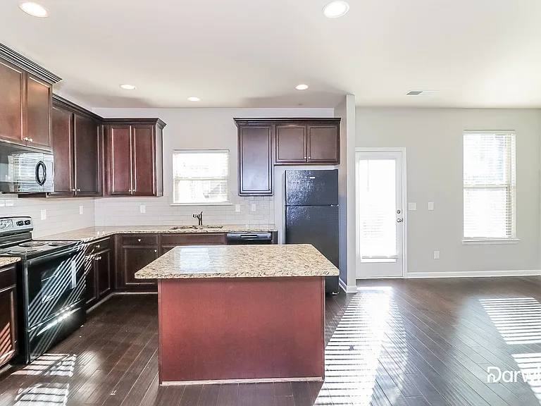 1620 Potomac Ct — Photo 3