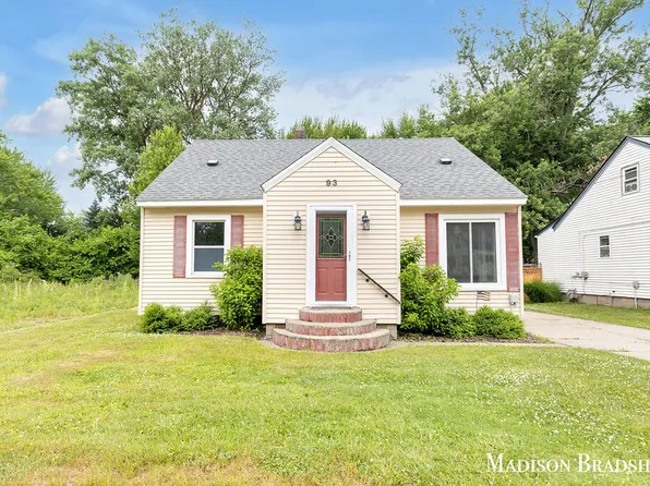 93 River St, Coopersville, MI 49404