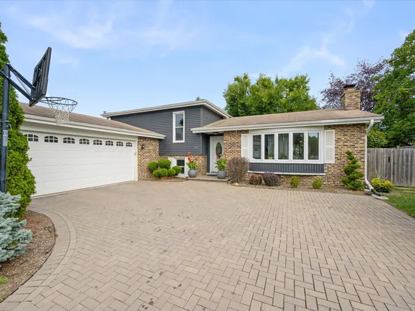 1814 Kings Point Dr N, Addison, IL 60101