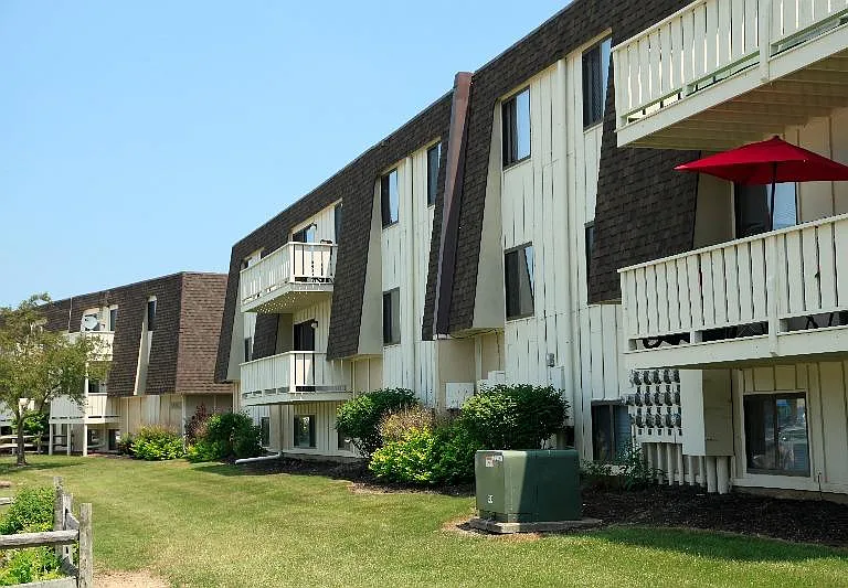 Oak Hills West Apartments — Photo 2
