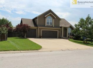 1604 SW Twincreek Pl, Blue Springs, MO 64015