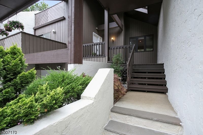 1st image of 102 Barringer Ct