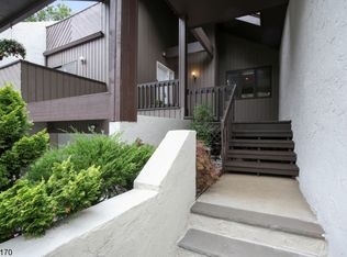 102 Barringer Ct, West Orange, NJ 07052