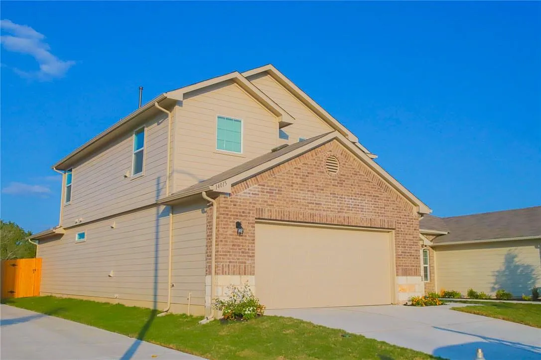 4 bed, 2.5 bath, 2141 sqft, $2,300 — Photo 3
