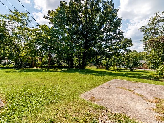 3rd image of 1826 Calloway Dr