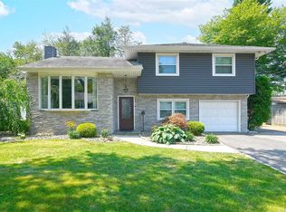 17 Glendale Dr, Melville, NY 11747