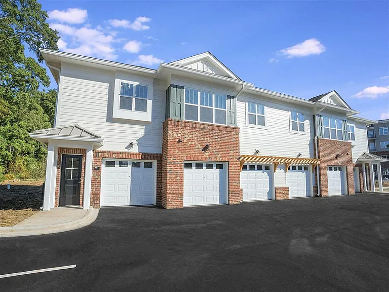 Pointe at Prosperity Village Apartments — Photo 21