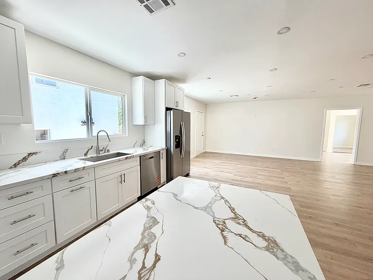 10639 Whitegate Ave — Photo 7
