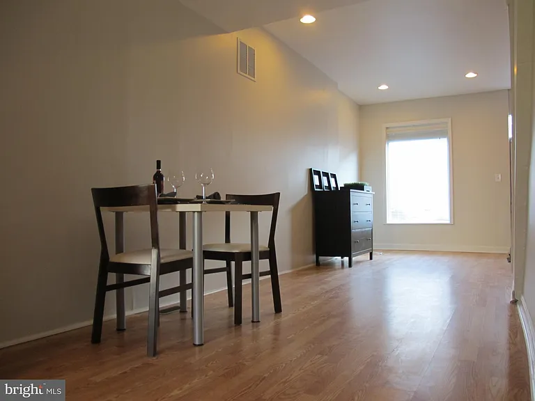 136 N Curley St — Photo 9