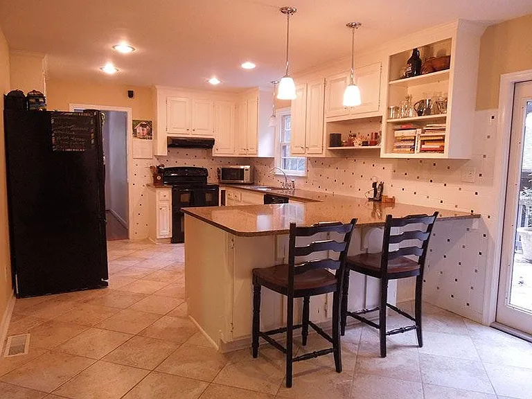Kitchen & Breakfast Area