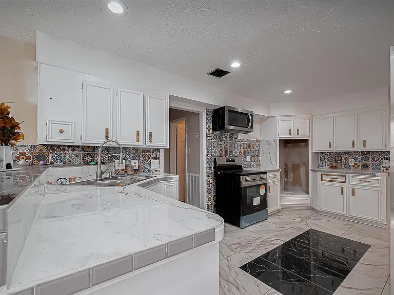 811 Loire Ln — Photo 9