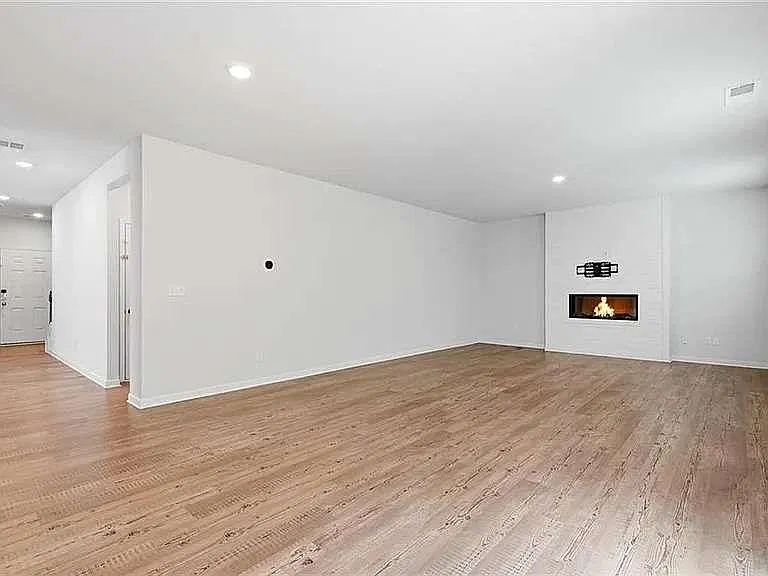 5 bed, 3.0 bath, 2884 sqft, $2,800 — Photo 3