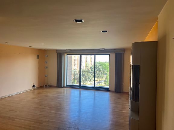 3rd image of 1747 W Crystal Ln Unit 504