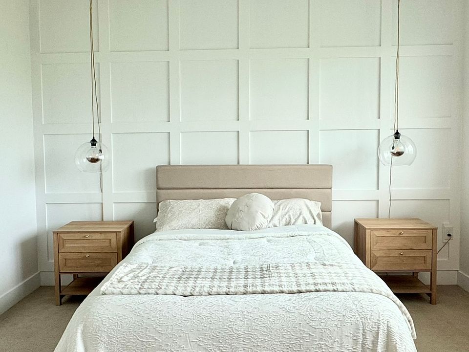 Bedroom - Queen size bed with sheets and pillows.