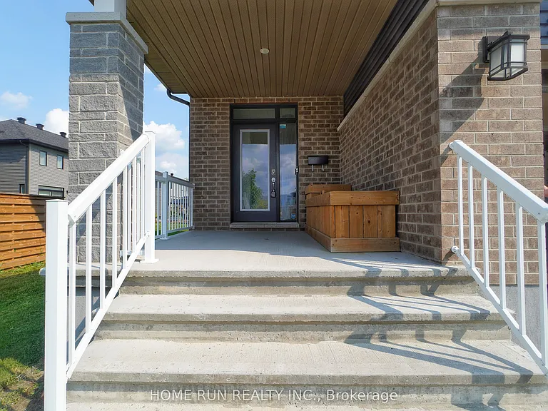 282 Nelson St E — Photo 2