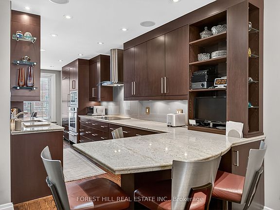 5th image of 252 Spadina Rd
