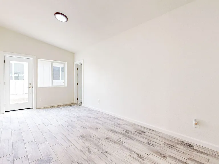 2113 Dennis Ln — Photo 5