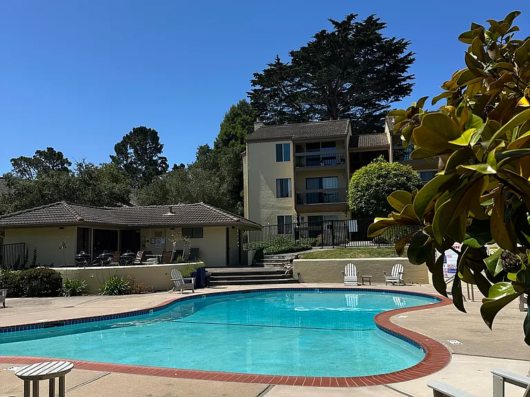 2208 Golden Oaks Ln — Photo 3