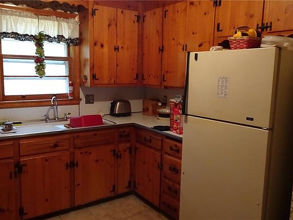 3rd image of 80 Hilltop Dr