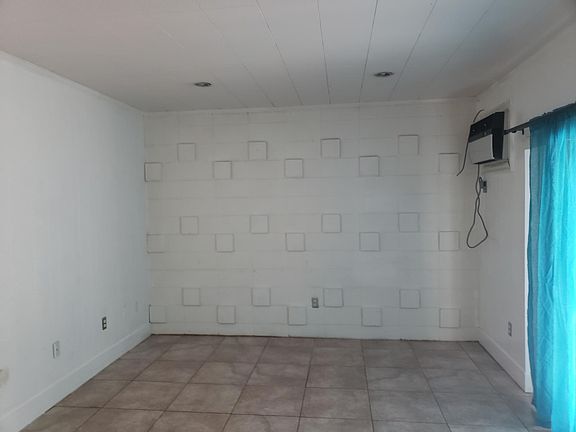 4th image of 1629 Washington Ave