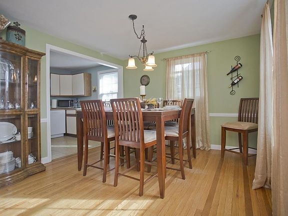 5th image of 42 Kipling St