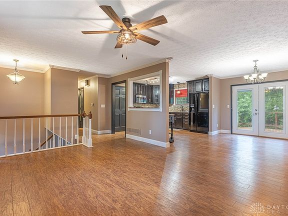 4th image of 1472 Ludlow Rd