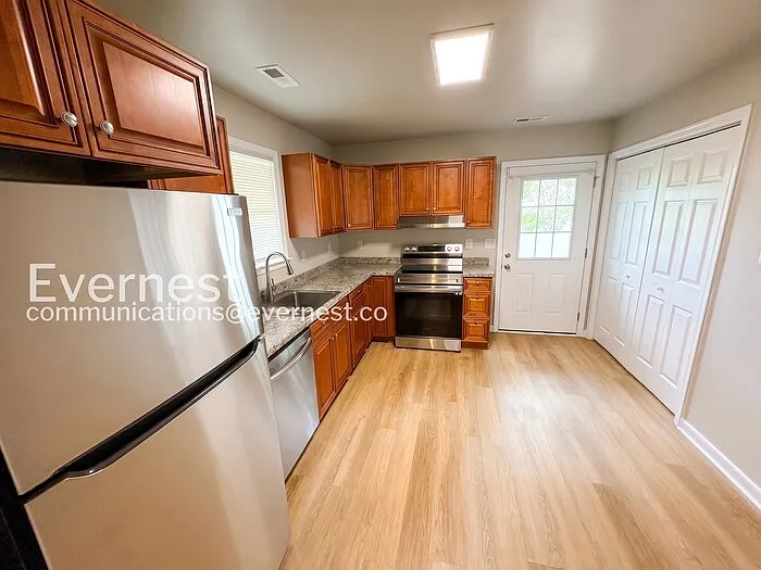 2 bed, 1.0 bath, 870 sqft, $1,450 — Photo 2