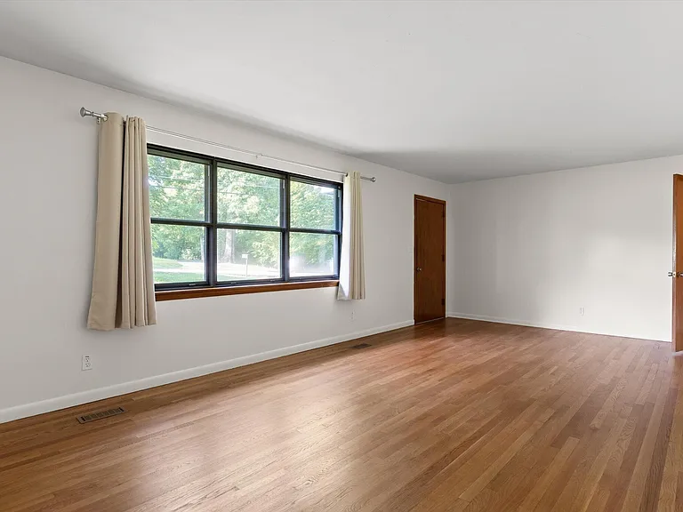 517 Randall St — Photo 3