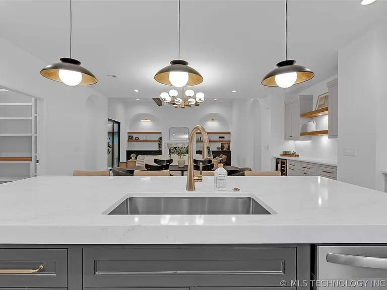 515 W El Paso St — Photo 31