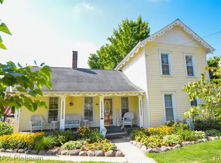 10346 Maple Rd, Hartland, MI 48353