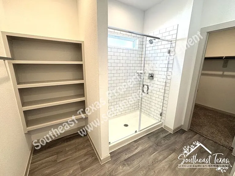 111 Lakeway Cir — Photo 11