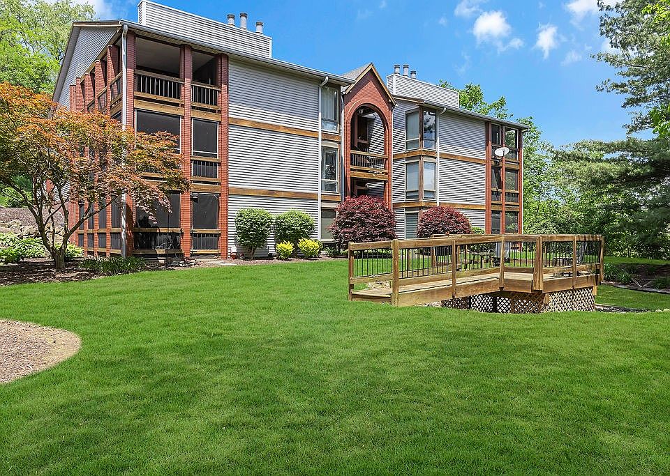 1st image of 300 6th St APT 4