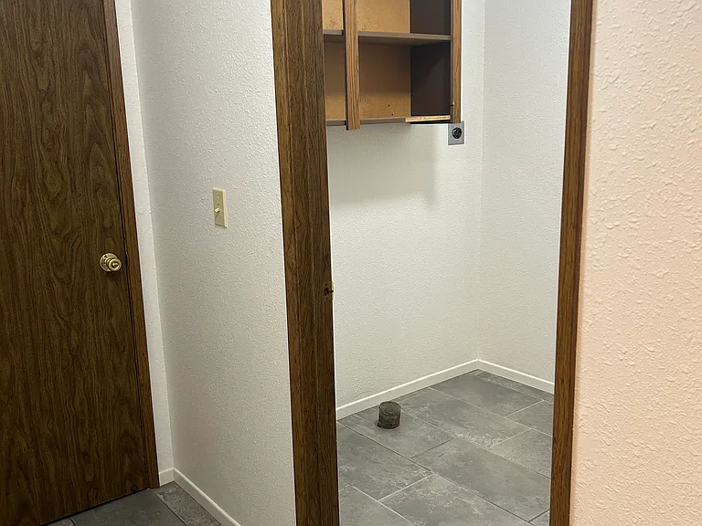 Utility room with tiled floor and washer / dryer hook-ups