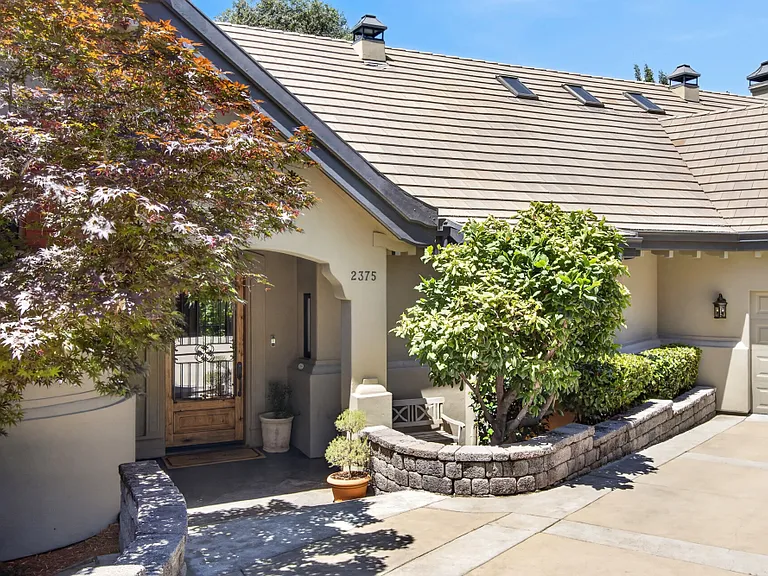 2375 Clubhouse Dr — Photo 2