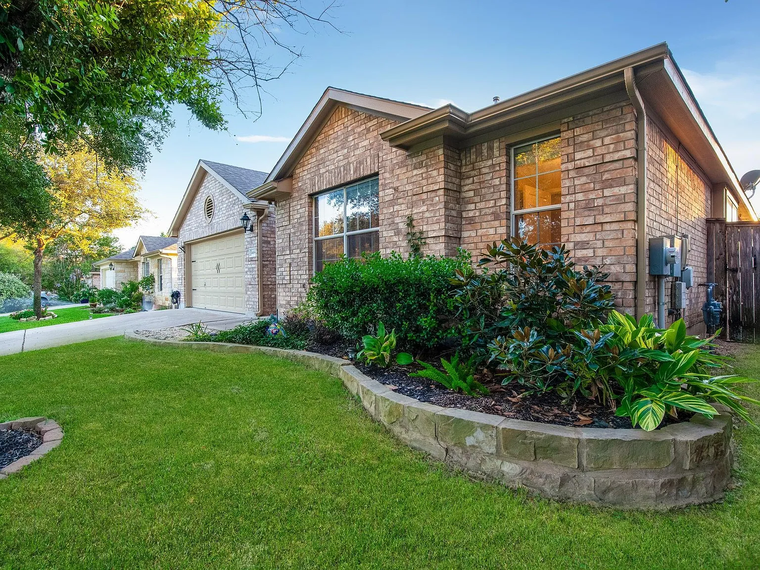 3 bed, 2.0 bath, 1885 sqft, $2,275 — Photo 1